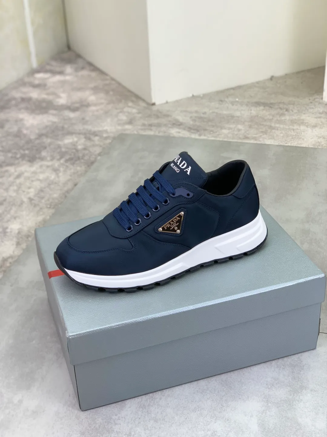 Men's shoes 💰P540 new (higher version) new PRADA (Prada) classic models are on the market at the same time, new men's shoes, 😘fabrics are selected from original imported calfskin. First layer of imported cowhide lining. The original version is awesome! 👍🏿Original open-molded non-slip PU outsole, with exquisite lines, simple and elegant, super comfortable and classy on foot, suitable for leisure travel. Code number: 38-45 (46 customized) 3️⃣ colors available